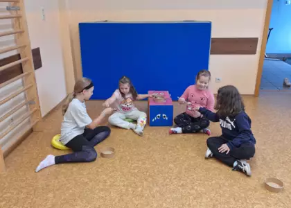 Zabawa polegająca na przekazywaniu sobie kamienia na łyżce.