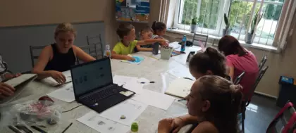 Uczestnicy szkicują obrazki ołówkiem.