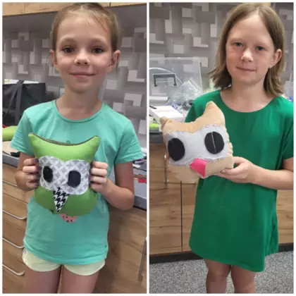 Dwie dziewczynki wraz z uszytymi sówkami.