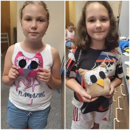 Dwie dziewczynki wraz z uszytymi sówkami.