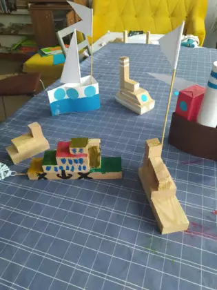 Statki zbudowane z drewnianych klocków.