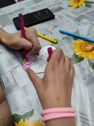 Kolorowanie mazakami serduszka dla taty.