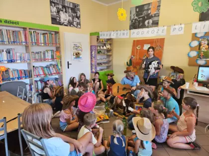 Uczestnicy po zajęciach częstują się słodyczami.