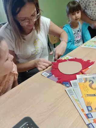 Mama i jej córka obcinają nadmiar sznurka.