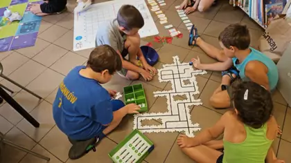 Chłopcy układają trasę dla Ozobota.