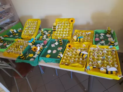 Dekoracja wykonana z wytłaczanek po jajkach przedstawiająca ul pszczeli.