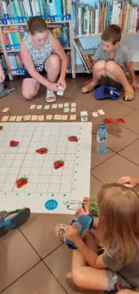 Dziewczynka siedzi na podłodze i programuje Genibota.