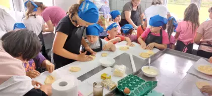 Uczestnicy zajęć przygotowują ciastka drożdżowe (kołoczki) do wypieku.