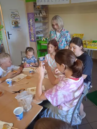 Dzieci kosztują miód.