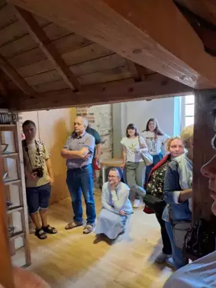 Uczestnicy wycieczki oglądają filmik o wypieku chleba.