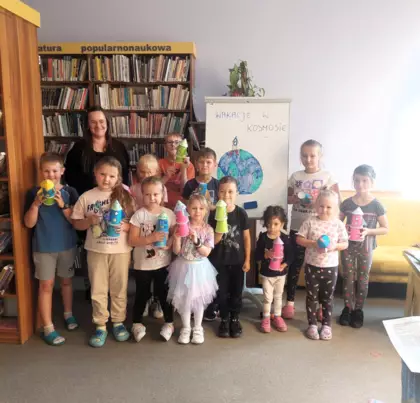 Grupowe zdjęcie uczestników z ich mini rakietami.