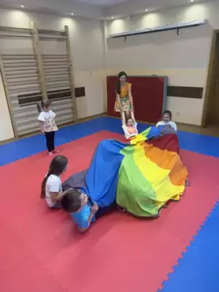 Dzieci bawią się na sali zabaw.