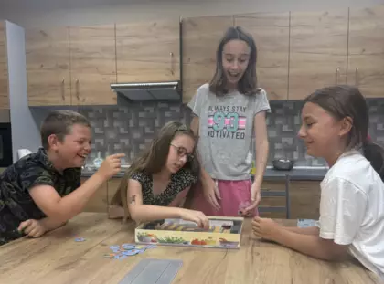 Dzieci grają w grę Monopoly.