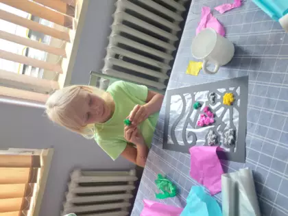 Dziewczynka podczas wyklejania.