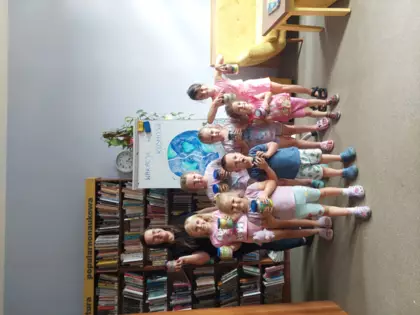 Grupowe zdjęcie uczestników. W rękach trzymają kosmos w słoiku.