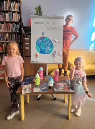 Trójka dzieci prezentująca dekoracje.