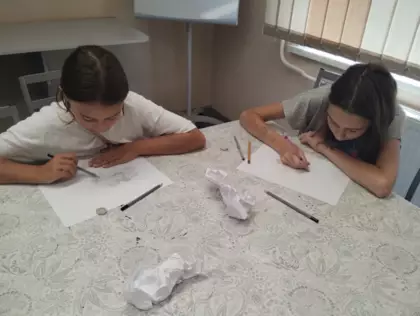 Uczestniczki szkicują ołówkiem.