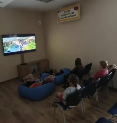 Dzieci oglądają bajkę.