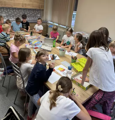 Dzieci grają w gry planszowe.