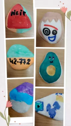 Kolaż zdjęć kolorowych kamyków.