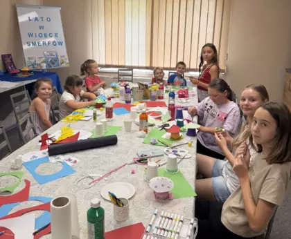 Dzieci z kubeczków wykonują domki smerfów.