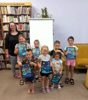 Zdjęcie grupowe uczestników z ich pracami.