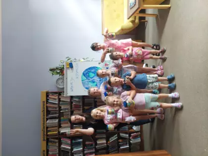 Grupowe zdjęcie uczestników. W rękach trzymają kosmos w słoiku.