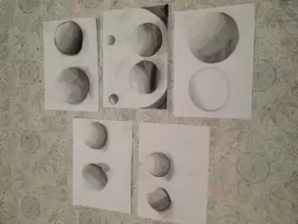 Prace uczestniczek lata z rysunkiem.