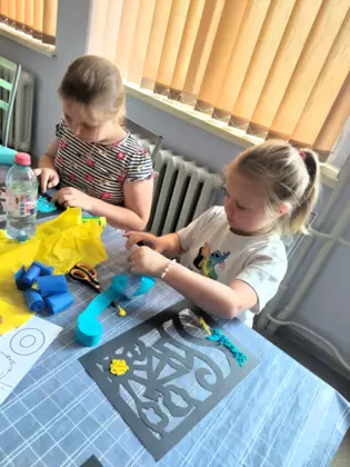 Dwie dziewczynki w trakcie pracy nad swoim witrażem.