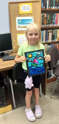 Dziewczynka z gotową pracą.