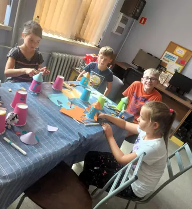 Dzieci w trakcie robienia rakiet.