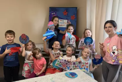 wspólne zdjęcie dzieci z wykonanymi pracami plastycznymi.