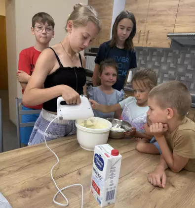 Uczestnicy ubijają mikserem składniki na placuszki.