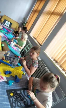 Dzieci w trakcie wyklejania.