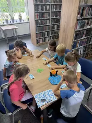 Dzieci grają w bingo.