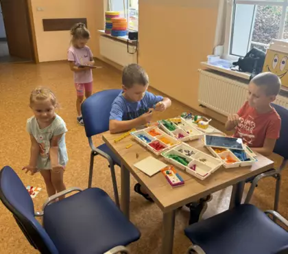 Dzieci budują konstrukcje z klocków lego.