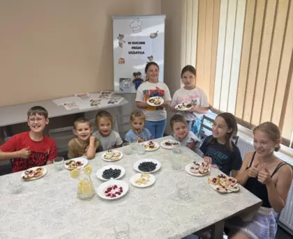 Dzieci z udekorowanymi placuszkami w kształcie misiów.