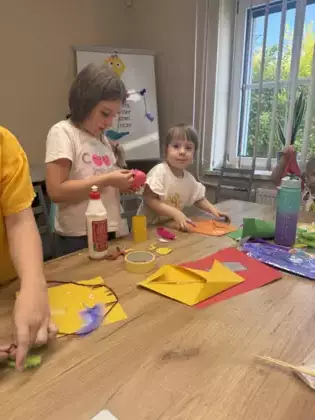 Dzieci wykonują latawce.