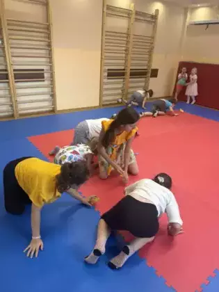 Dzieci bawią się na sali zabaw.