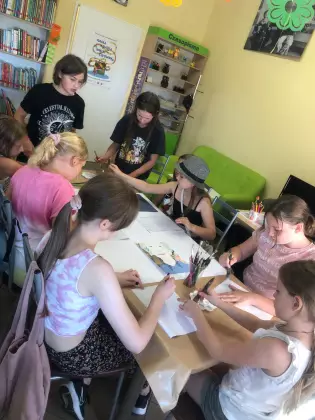 Zajęcia literacko plastyczne w bibliotece w Kośmidrach.