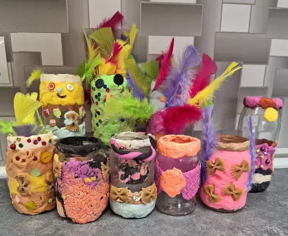 Kolorowe słoiki oklejone masą solną.