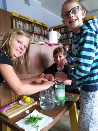 Dzieci przygotowują lemoniadę.