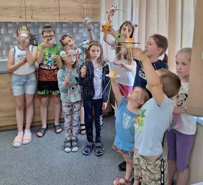 Zdjęcie grupowe po zajęciach plastycznych.