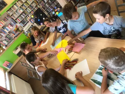 Uczestnicy zajęć wykonują kolorowy szalik.