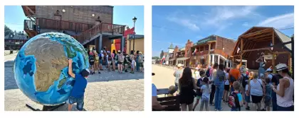 Dwa zdjęcia z Twinpigs z grupą turystów na tle drewnianych budynków w stylu dzikiego zachodu. Na lewym zdjęciu jest ogromnych rozmiarów globus Ziemi.