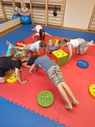 Zabawy ruchowe na sali gimnastycznej.