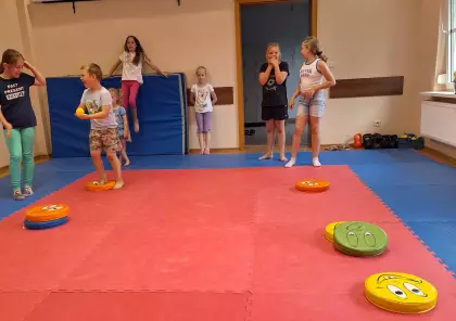 Zabawy ruchowe na sali gimnastycznej.