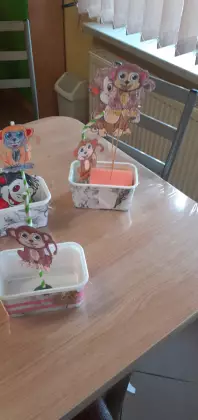 Praca plastyczna przedstawiająca małpę w kąpieli.