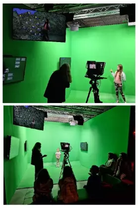 Dwa zdjęcia z dziećmi stojącymi przed dużą kamerą na statywie, w zielonym pomieszczeniu z trzema telewizorami.