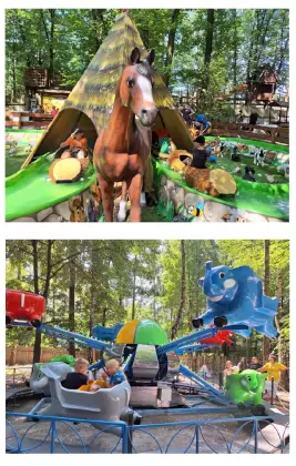 Zdjęcie z dziećmi płynącymi w łódkach przez tor wodny, który prowadzi pod tipi, a przed nim jest rzeźba konia. Drugie zdjęcie ukazuje małą karuzelę ze słoniami.